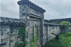 雨中漫步古村，渔夫未曾改变！又见乾头！ 杨道吾/摄