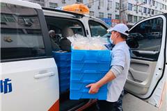 龙港必成食品助力防疫大战！为设卡一线人员免费发放糕点