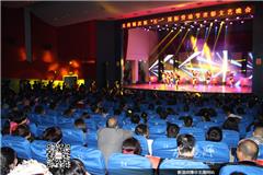 龙港网4月28日讯：彩灯舞步摇曳生姿，“劳动者之歌”唱响龙港。昨天晚上，由中共龙港镇委、龙港镇人民政府主办的庆祝“五一”国际劳动节表彰暨“劳动者之歌”文艺晚会在龙港影院隆重举办。龙港镇领导上官光强、李孝取、朱文胜、黄传朴、陈德宗、戴安胡、梁亦俊、陈庆伟等出席。