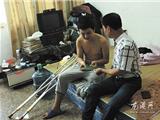 龙港志愿者慰问残疾少年 送上万元救助金