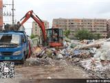 龙宁路上垃圾堆放屡屡过界 清理人员表示清理压力大