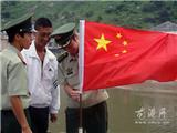 苍南边防官兵开展在渔船上升国旗活动欢度国庆