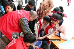 龙港网3月21日讯：水是生命之源，生产之要，生态之基。节约水资源、保护水安全，推进五水共治、建设美丽水乡。明天就是第二十三届“世界水日”,为认真贯彻落实省委提出的治污水、防洪水、排涝水、保供水、抓节水“五水共治”的重要决策和市委提出“建设美丽浙南水乡”的总体工作要求。今天上午，苍南县治水办、水利局、环保局、住建、农办、妇联、壹加壹服务中心，龙港镇团委、弘毅公益自愿者等多部门联合在龙港金河广场开展2015年“世界水日”纪念活动。