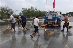 龙港是我家，环境卫生靠大家，为喜迎国庆、中秋双节来临之际。9月24日，龙港飞龙、宏翔、华顺、瑞格和尊龙公司等五家渣土运输企业，自行组织洒水车五辆、员工70余名，到灵海大道和时代大道进行路面清扫、保洁工作，为龙港市民节日出行提供方便。 