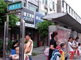 龙港公交站牌招惹谁了？ 请尽快修补！