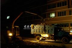 龙港网9月23日讯：凌晨时刻，城北社区雇佣挖机到新渡沙场东侧，开始对江湾路西端尽头处的垃圾死角进行清运。这处死角社区曾经组织人工清理，由于垃圾量太大，遂决定改用挖机和大型清运车。此处垃圾死角非常顽固，社区已经清理过4次。在凌晨的清理期间，周边还有住户提议，最好能在这里划上停车线，晚上周边住户将车辆沿线靠边停放，也可阻止他人在此乱倒垃圾。据城北社区宣传委员郑旻枫介绍，居民建议非常好，准备与交警部门协商此事。