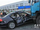 大货车刹车不及撞上小轿车 轿车轮胎当场飞出