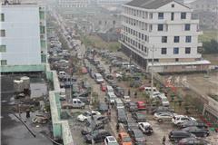 龙港网4月4日讯 今天是清明小长假的第一天。一大早，家住芦浦杨先生一家便驾车从芦浦赶往位于舥艚山上扫墓。上午9时许，杨先生到达山脚下，没想到公交停车场及周边一带里根本就找不到车位，只得将车停在路边。本网编辑也乘车沿舥艚二小往山脚下方向行驶，车就被堵路上。前方的车辆已排起长龙，将整条路被堵得严严实实。