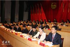 龙港网12月3日讯：昨天上午，共青团苍南县第十次代表大会在苍南影城隆重召开。县委书记黄寿龙、县人大常委会主任苏庆明、县政协主席张传君、县委副书记麻胜聪及团市委书记王忠保等出席会议。据悉，县第九次团代会以来的三年，全县各级团组织在县委和团市委的正确领导下，紧紧围绕改革发展大局，开拓创新，锐意进取，在履行共青团根本职责、加强青少年思想政治教育、维护青少年合法权益、促进青年创业就业、团结带领全县青年积极投身经济社会发展、加强基层团组织建设等方面开展了卓有成效的工作，谱写了共青团工作的新篇章。
