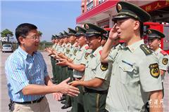 丁书记与消防官兵握手