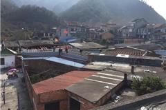 龙港网3月1日讯：今天上午，龙港镇城市管理与综合行政执法局湖前中队组织50多名工作人员对鯨头社区杨府殿后巷的蜡烛生产集中地进行依法拆除，共拆除6000多平方米。