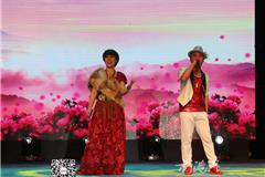 龙港网7月2日讯：为热烈庆祝建党94周年，进一步弘扬社会主义先进文化，丰富活跃群众的文化生活，大力提高龙港人民的精神价值观，昨晚，在龙港财富广场，以“文化走亲，携手共进”为主题开展龙港·金乡2015庆“七一”文化走亲文艺展演。本场晚会将集声乐、舞蹈、小品、乐器演奏为一体，将龙港、金乡两地较为优秀的节目搬上舞台，让龙港人民一饱眼福。两镇领导陈为来、谢磊、朱明春、韩宏解、应颂超、朱文胜、孙作淦、黄昌尧、陈杨冬、戴安胡等领导观看了演出。