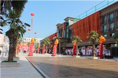 据了解，这次即将开业的“龙港国际皮革皮草城”，位于“中国礼品城”新落成的市场C、D和E区，规划总营业面积达  6万  平米，以海宁皮革城商家为主力租户，突出时尚风格和超级实惠价格两大特色，配合这次开业，还特意推出开业千万元红包大派送活动，计划送出2000万元特惠代金券购物红包，预计会开门爆红，“龙港国际皮革皮草城”开业伊始便可轻松冲破亿元销售额和十万客流大关，在浙闽刮起龙港“皮旋风”。