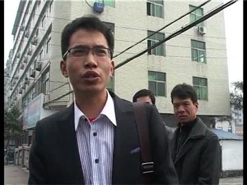 网民监督团走进西城路 记录环境卫生脏乱差
