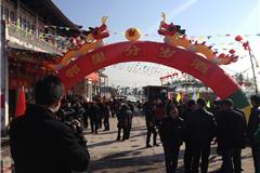 龙港网1月23日讯：随着现代生活节奏的加快，传统过年的节日气氛日渐平淡，寻找年味儿也成为很多人对于春节的共同期盼。为弘扬传统春节文化，营造一个祥和、欢乐、健康的节日气氛，云岩社区在山前村举行社区邻里春节文化节。现场捣年糕、糖炒米、分岁酒一片热闹景象，过年的气氛渐浓。