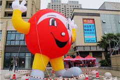 龙港网11月21日讯：今天上午，位于龙港财富广场的大润发超市龙港店正式试营业，今天全天预计有近5万人进场选购商品。大润发龙港店试营业不仅弥补龙港城区大型综合商业配套设施的不足，也改写了龙港超市竞争的格局。