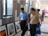 王忠秀参观文联首届书法、美术、摄影作品下乡巡回展览会