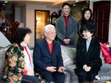何宗静走访慰问龙港在外知名人士及家属