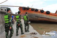 舥艚边防派出所官兵在舥艚码头巡查、参与救助。