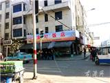 线缆横跨路口   对居民出行造成不便