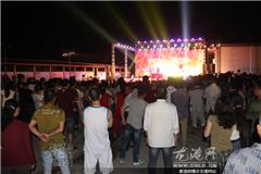 龙港网5月27日讯：昨天晚上7点，“争当好市民 共建龙港市”文化下乡巡演走进了芦浦社区鉴后西梦江南。开场舞《花开盛世》瞬间点燃了村民的观看热情，现场气氛十分活跃。此次文化下乡以“争当好市民 共建龙港市”为主题，重点编排了快板《大龙港 今胜昔》，相声《南腔北调话龙港》等节目，充分展示龙港三十多年的发展变化和辉煌成就，也为居民齐参与，共建龙港市，营造浓厚的氛围，共同为龙港发展开创新辉煌。