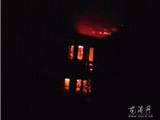 平等余北一民房着火  两层楼被烧毁