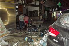 销售点内的煤气罐和桶装水瓶往外散落一地