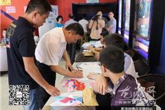 人大代表陆续到场签到