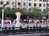 广场晨练人气旺  享受夏季里的清晨凉风