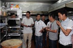 龙港网5月24日讯：今天下午，龙港镇进行环境卫生综合整治系列活动之五：全面开展餐饮服务行业 “透明厨房”活动，走进龙港镇内十多家酒店农家乐等餐饮店家的厨房进行观摩“监督”。网名监督组成员现场对各店家厨房的环境卫生状况、食品加工操作场所的工作和各项食品安全管理制度执行等方面情况作了详细的了解和检查。大部分的餐饮店家环境卫生条件还算不错，当然也有一些存在不过关情形，对此，监督组对商家进行了思想教育，并希望其能做有效的整改处理。该活动由龙港环境综合整治领导小组办公室、龙港创建全国文明镇领导小组办公室主办，龙港食品药品监督管理所、龙港网联合承办，龙港报、龙港论坛、龙港网民监督团协办。