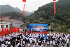     龙港网10月23日讯： 为了激发龙港居民旅游参与热情，开展全民运动休闲，推动龙港登山道发展，打造好“红色文化、信仰文化、生态文化”三张牌；今天上午，由中共龙港镇委、龙港镇人民政府主办，云岩社区党委、云岩社区管委会、龙港工商业联合会云岩商会承办的龙港镇云岩首届社区文化节曁“九九重阳”登山活动。县镇领导丁振俊、王忠秀、上官光强、李孝取、吕存阳、朱文胜、林时黎、黄传朴、戴安胡、缪维宝、陈贤选等领导及来自全镇各行户外登山爱好者500余人参加此次登山活动。