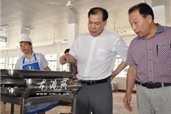 镇长王忠秀查看学校食堂