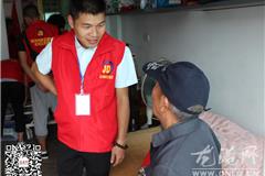 龙港网9月25日讯：为进一步弘扬孝老爱亲传统道德之风，传递爱心，在中秋节来临之际，龙港五幼与龙港网民监督团一行20多人带着慰问品来到新斗门村“仁爱之家”为孤寡老人们送上节日的祝福，将暖暖的爱心传递到这些孤寡老人手中。爱心人士的到来打破了往日的宁静，让敬老院内热闹非凡，爱心人士和老人亲热聊天，悉心询问老人们的日常生活起居，并嘱托老人季节变化时要注意身体保暖，行动要注意安全，希望他们保重身体、快乐生活。