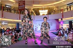 龙港网6月26日讯：日前，在龙港妇联支持下，由龙港网、苍南好活动微信平台主办的的大型公益亲子走秀活动在平阳银泰城举行。现场，30多位辣妈携萌宝走上T台，他们的造型或清新可人、或俊酷潇洒、或新意十足，每一对辣妈萌娃的个性大秀，都让现场观众开颜欢笑。