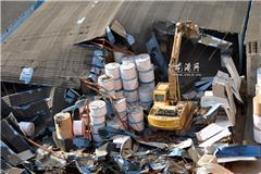 龙港网12月29日讯：918名学生“蜗居”几亩校园数年，眼看10亩操场用地出租期满，打算收回新建操场。却因龙港镇新城社区黄库村以此地系村里资产为由，继续对外出租，几度争议搁置一年无果。 今天上午，龙港镇两违办对仓库进行了彻底拆除。