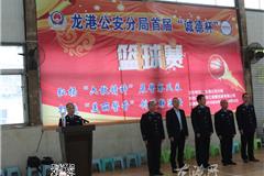 龙港网4月11日讯：昨天下午，龙港公安分局展开首届“诚德杯”篮球赛，此项活动为缓解警员们繁忙的工作压力，丰富业余文化生活，同时增加分队交流，增进友谊，在领导的关心和浙江诚德包装有限公司的大力支持下，4月10日，由公安分局承办的“诚德杯”篮球赛正式拉开帷幕。本次比赛参加共有五支队伍参加，本次比赛为期三天。