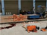 龙港镇河滨小区民房施工现场 砖头坠落砸死一人