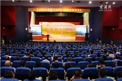 龙港网8月23日讯：立德、开慧、启智，做一个有道德的人。今天上午，中华德惠智文化年·龙港道德讲堂在龙港电影院正式开课。镇领导丁振俊、周碧素、李孝取、黄义耀、赵凯、金珍敏、朱文胜及党政机关、企事业单位及社会各界人士等800余名人员参加。