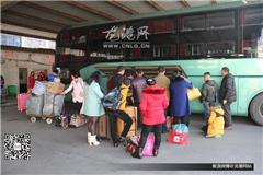 龙港网2月15日讯：春节将至，春运也进入返乡高峰期。据龙港车站相关工作人员透露，受铁路民航分流等因素影响，今年龙港道路春运客流总量减少，其中长途客流下降幅度较大，同时，受生产企业提前放假影响，今年节前春运高峰也较往年提早。记者也在车站发现长途客运人流量也不大。