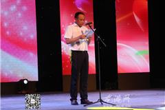 龙港网7月2日讯：为热烈庆祝建党94周年，进一步弘扬社会主义先进文化，丰富活跃群众的文化生活，大力提高龙港人民的精神价值观，昨晚，在龙港财富广场，以“文化走亲，携手共进”为主题开展龙港·金乡2015庆“七一”文化走亲文艺展演。本场晚会将集声乐、舞蹈、小品、乐器演奏为一体，将龙港、金乡两地较为优秀的节目搬上舞台，让龙港人民一饱眼福。两镇领导陈为来、谢磊、朱明春、韩宏解、应颂超、朱文胜、孙作淦、黄昌尧、陈杨冬、戴安胡等领导观看了演出。