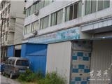 网民举报三处私搭违章棚点  公用地岂能据为己有 