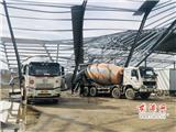 龙港一水泥运输车倒车失误 “砰”一声出事了