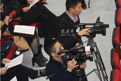 每年两会的召开，从中央到地方永远都少不了媒体记者们忙碌忘我的工作身影。 中间的摄影记者  （求利）