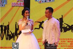 龙港网8月3日讯：日前，财富广场上人声鼎沸、激情飞扬，由龙港镇精神文明建设指导委员会主办的以“争当好市民 共建龙港市”为主题的2016龙港财富中心好声音大赛总决赛在此精彩落幕了。 龙港财富中心好声音走过了火爆的初夏，一场场发自内心、用心发声的歌唱比赛，引爆了龙港的热情。在历经一个多月的海选、复赛的层层选拔之后，来自各行各业的10强实力歌手经过激烈角逐，脱颖而出，成为当晚总决赛的选手，他们在这里进行巅峰对决，上演了一场精彩绝伦的热烈比拼！县政协副主席朱诗力，龙港镇委委员方小卫等领导出席本次活动。