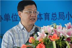 龙港网6月26日讯：今天上午，2013年中国藤球精英挑战赛在龙港兴华羽毛球会所拉开战幕。龙港第二职业学校、天津体院、山西中阳一中、齐齐哈尔46中、德州学院、桃渚中学、沈阳市21中学等7支精英队伍角逐本次大赛。图为苍南县委常委、龙港镇委书记丁振俊