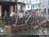 湖前鹤浦河出现脏乱反弹现象 社区大刀阔斧来整治