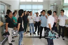 龙港网5月16日讯：【看制水，谈供水】水资源短缺是我国的基本国情，节约水资源、保护水资源是我国法律规定的公民义务。当前浪费水和污染水的现象依然严重，已直接威胁到了生命健康、生态安全和社会进步。节约保护水资源势在必行，刻不容缓！今天下午，龙港网民代表一行20余人走进塘东供水公司、湖前自来水公司、了解制水工艺。随后参加龙港水业有限公司2015年行风建设工作座谈会。镇人大副主席陈徳宗，水业公司总经理李其赐。及镇部分人大代表、新闻媒体、网民代表等参加座谈会。