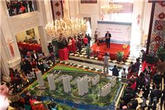 龙港2月1日讯：金蛇狂舞辞旧岁，万马奔腾迎新春。昨天下午，苍南县金乡商会甲午迎“忆古城，话今朝”新春茶话会，金乡各界人士到场参加。现场往来人群络绎不绝。茶话会在喜庆热烈的气氛中开始，屋外摆满金乡特色小吃，供大家免费品尝，舞台上乐器表演精彩纷呈，屋内名人作画，墨宝飘香，让大家进一步感受金乡  古城文化。