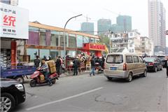       龙港网11月30日讯：“违先拆，六必拆”的专项整治活动还在高温持续当中。据了解本月镇两违办，拆违340宗违章建筑，拆违面积达74418平方米，有效的遏制了违章建筑的势头。