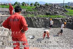      8月15日上午，34度高温下，本网摄影编辑来到龙港镇梧桥和仕家垟220白沙变20、21号塔基施工现场，看到一群浙江送变电施工工人正在对塔基进行水泥灌注。 4名电力工人正在忙碌着扎塔基基础钢筋，另外几名工人则站在下面铺设水泥，炎炎烈日下，热气逼 人，电力工人们穿着厚厚的工作服，带着不透气的安全帽，没有任何遮阳设备，条件非常艰苦，但他们对手头的工作却丝毫也不懈怠，冒着这样的高温常常一干就是 两个小时，最长达四五个小时。为了确保220白沙变早日建成，电力工人们战骄阳、斗酷暑，奋战在施工一线。